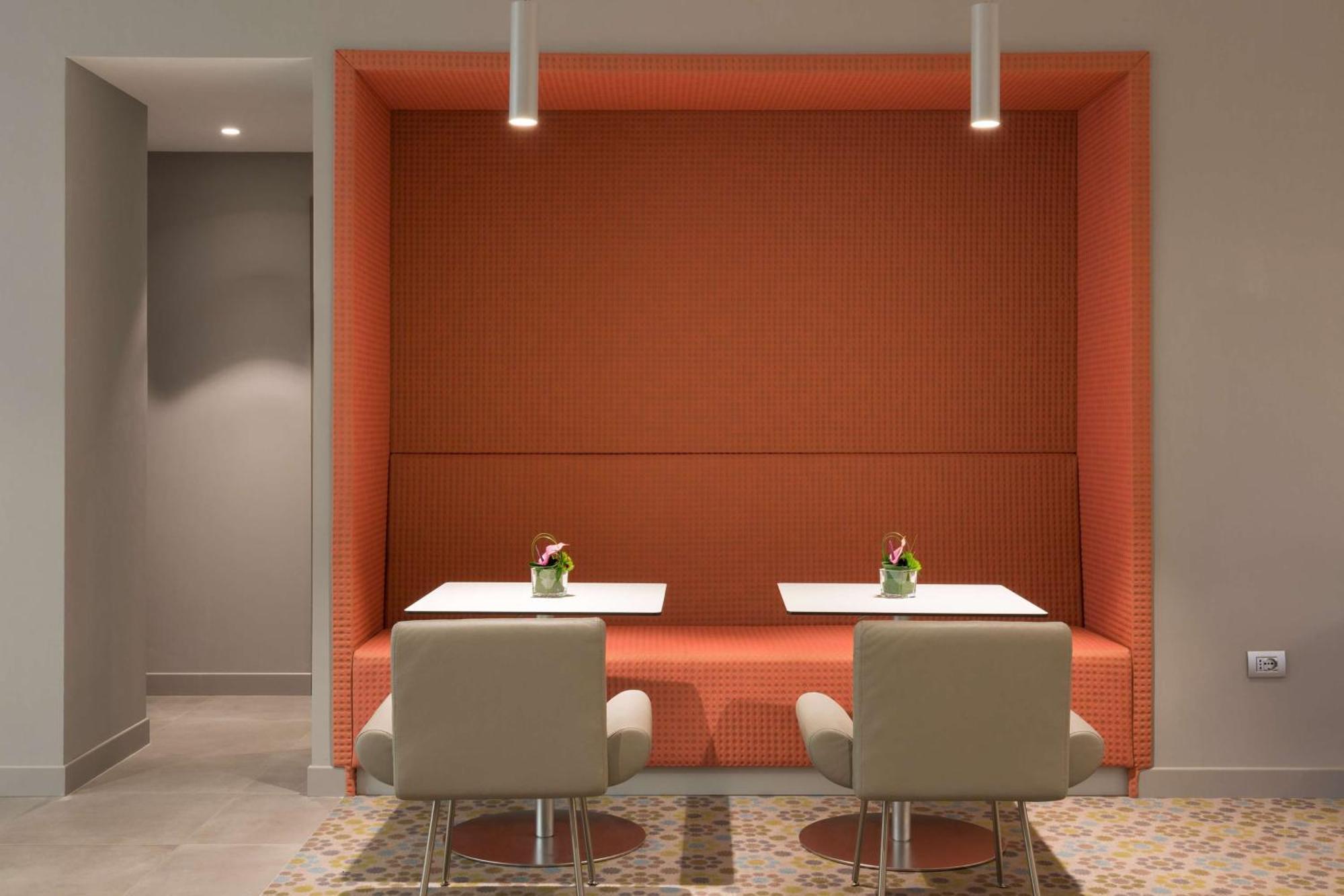 Hotel Hampton By Hilton East Rom