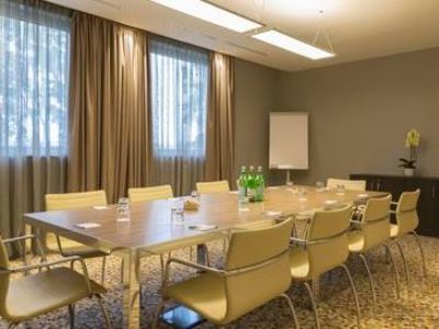 Hotel Hampton By Hilton East Rom